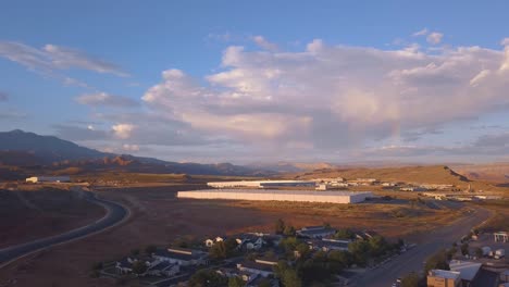 Hermosa-vista-aérea-de-Arizona-de-la-carretera-sin-fin-del-infinito