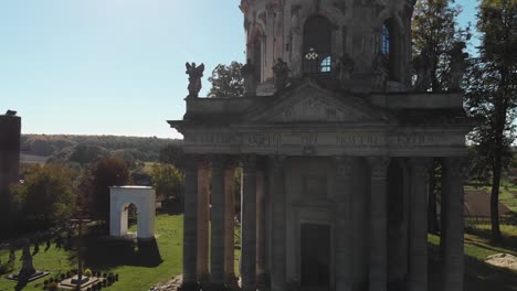 Cruz-vieja-y-la-iglesia-católica-en-el-pueblo