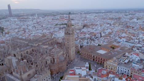 Kathedrale-von-Sevilla-aus-der-Luft