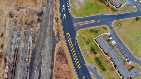 Copter-tiro-vista-aérea-panorámica-con-cruce-de-caminos-y-carreteras,-casas,-edificios,-parques-y-estacionamientos,