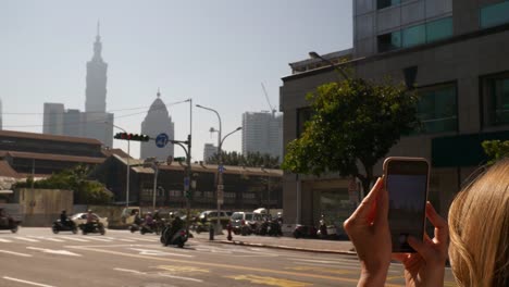 soleado-día-Taipei-ciudad-tráfico-calle-centro-chica-haciendo-fotos-panorama-4k-Taiwán