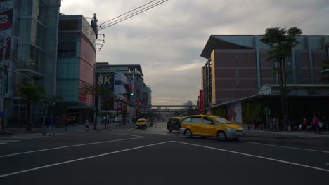 atardecer-Taipei-ciudad-tráfico-calle-cruce-panorama-4k-Taiwán