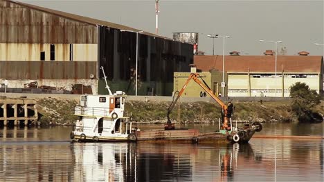 Barco-de-colección-de-basura-en-el-río-Riachuelo,-en-Buenos-Aires-(Argentina).