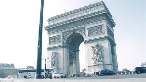 Arco-del-triunfo-con-el-tráfico,-en-París-(Francia).