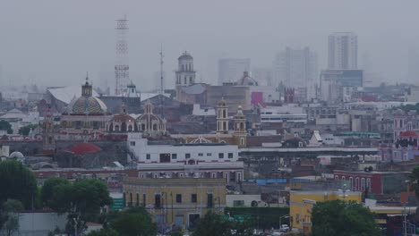 Puebla-Skyline-während-der-Abendzeit-in-Puebla,-Mexiko.