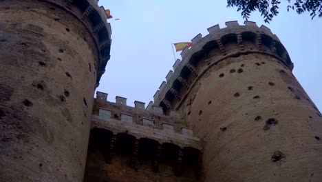 Hermoso-castillo-antiguo-con-elegantes-torres-aserradas-en-la-ciudad