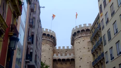 Hermoso-castillo-antiguo-con-elegantes-torres-de-battlement