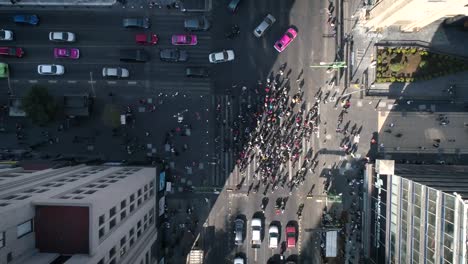 People-crossing-the-street,-business,-traffic