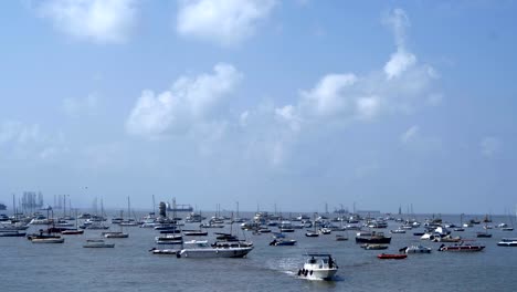 Barcos-de-lujo-y-yate-en-el-mar-de-Bombay-cerca-de-Bandra---Worli-Sea-Link,-India