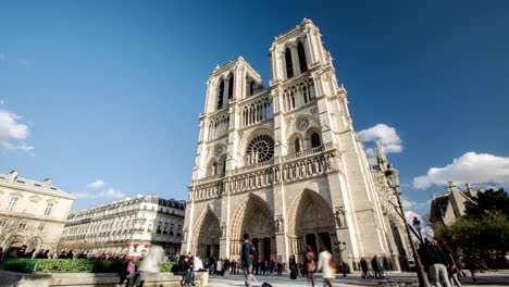 París,-Francia,-20-de-noviembre-de-2014:-\'Heroic\'Time-lapse-de-la-famosa-Catedral-de-Notre-Dame-en-París,-Francia.