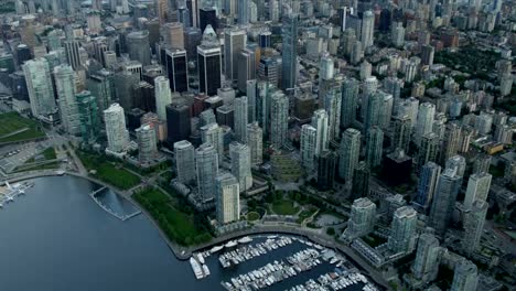 Vista-aérea-de-la-ciudad-de-Vancouver-al-puerto-y-a-la-Marina