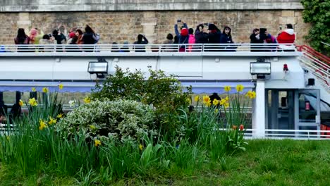 Boat-Tourists-in-Paris,-France