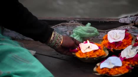 Frau-Verkauf-von-Blumen-am-Ganges:--Varanasi,-Indien