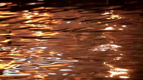 Luz-del-Ghats-que-reflejan-en-el-río-Ganges-en-la-noche:-Varanasí,-India