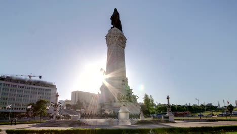 Der-Marquise-von-Pombal-Platz-mit-Sonnenuntergang,-das-ist-ein-wichtiger-Kreisverkehr-in-der-Innenstadt-von-Lissabon-timelapse