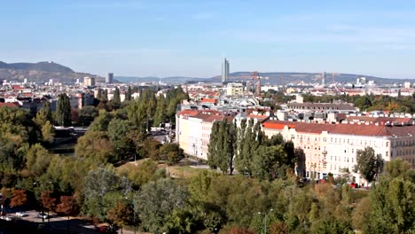 Horizonte-de-Viena-en-el-canal-del-Danubio-con-todos-los-días-de-tránsito