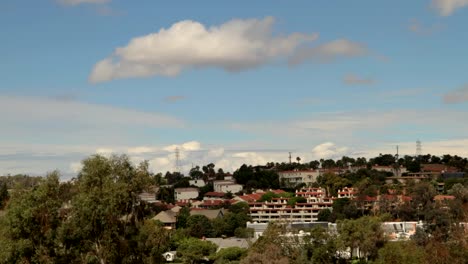 California-Häuser-mit-Wolken-Zeitraffer