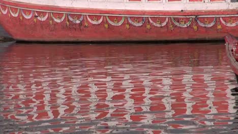 Abstracto-colorido-barco-reflejo-de-agua-Ganges