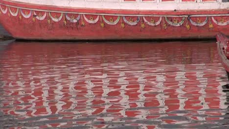 Abstrakte-farbenfrohe-Boot-Reflexion-am-Ganges-Wasser