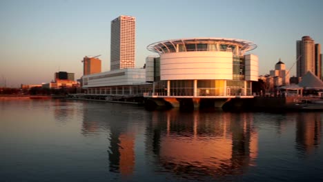 Arquitectura-de-edificios-de-la-ciudad-de-Milwaukee-con-vista-al-lago-Michigan