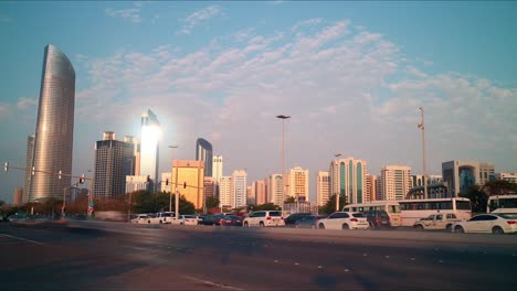 Soleado-carretera-lapso-de-tiempo-de-abu-dhabi