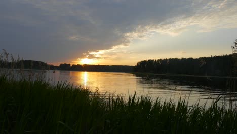 Un-hermoso-atardecer-en-el-lago-cerca-de-moscú