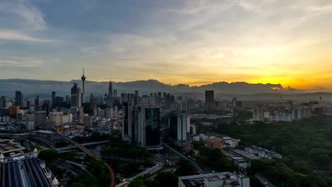 Amanecer-del-horizonte-de-la-ciudad-de-Kuala-Lumpur.-Lapso-de-tiempo.-Toma-panorámica.