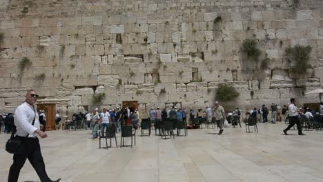 Los-hombres-judíos-rezar-en-la-muralla-occidental-del-monte-del-templo-Jerusale