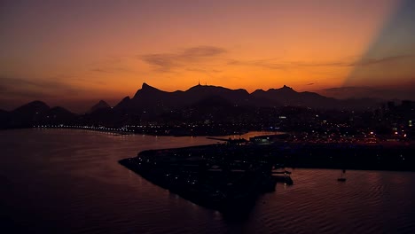 Flying-Flachwinkelansicht-Luftbild-von-Rio-de-Janeiro,-Brasilien-in-der-Dämmerung