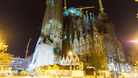 Berühmte-barcelona,-der-Sagrada-Familia-bei-Nacht-4-k-Zeitraffer-Spanien