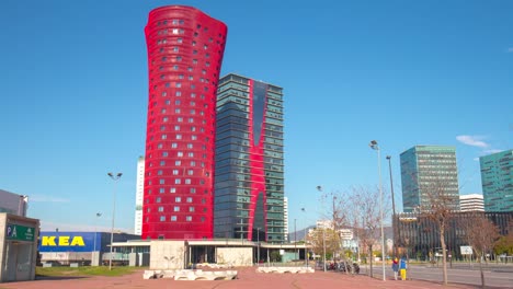 Luz-de-sol-rojo-Barcelona-famosa-Torre-Hotel-Porta-Fira-4-K-lapso-de-tiempo-de-España