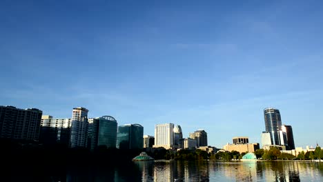 Orlando,-frente-al-lago-Eola