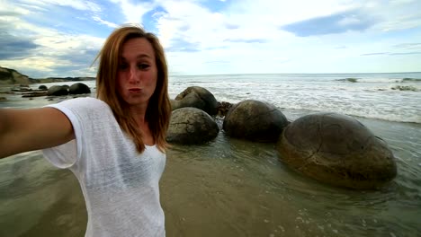 Selbstporträt-von-junge-Frau-an-den-Moeraki-Boulders-New-Zealand