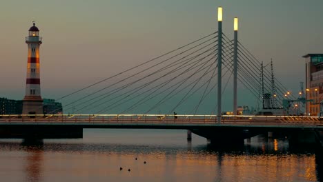 Brücke-und-Leuchtturm-am-Abend