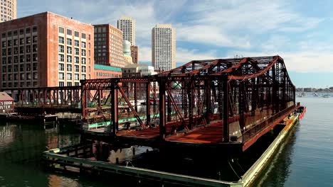 Horizonte-el-norte-de-Boston-y-el-puente-de-la-avenida.