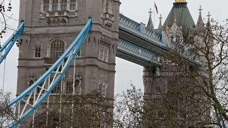 Zwei-große-Türme,-die-durch-eine-Brücke-in-London-verbunden-sind