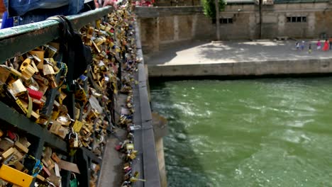 Verschiedene-Arten-von-Vorhängeschlössern-auf-der-Brücke-gesperrt