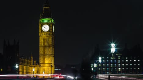 Lapso-de-tiempo-4K-de-tráfico-frente-a-Big-Ben-por-la-noche