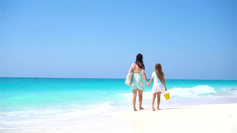 Bisschen-Süßes-Mädchen-und-junge-Mutter-am-tropischen-Strand