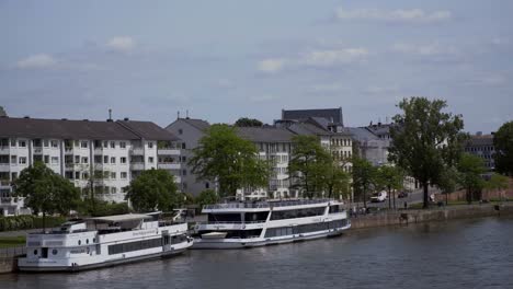 Frankfurt-Am-Main,-Juni-2017-bei-gutem-Wetter