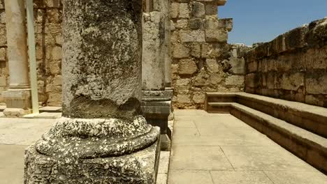 Fuß-hinter-alten-Spalten-in-Synagoge-in-Israel