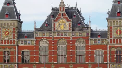 La-vista-de-la-Estación-Centraal-de-Ámsterdam