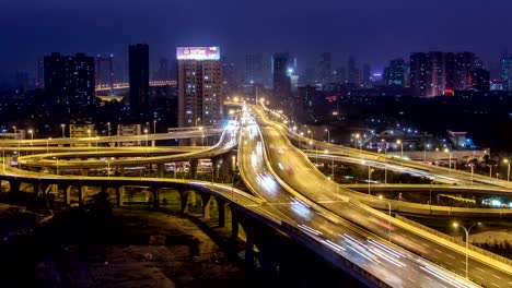 Lapso-de-tiempo-de-paso-superior-del-puente-de-día-a-noche,-ciudad-de-WuHan,-china