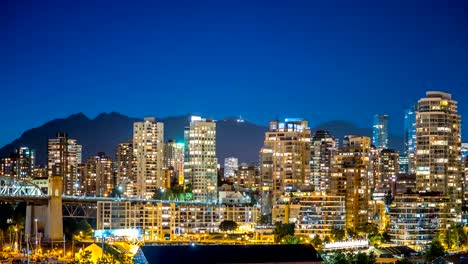 Skyline-von-Vancouver-an-der-Nachtzeit-hinfällig-mit-Bergen-4k,-1080p