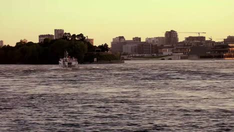 Fähre-auf-den-alten-Hafen-von-Montreal,-Kanada