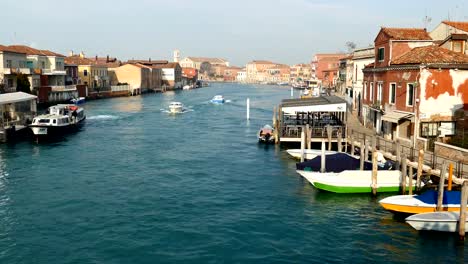 Italien,-Murano,-Boote-Wasserkanal-und-traditionelle-Gebäude