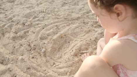 Kleines-Mädchen-in-einer-Sandbox-auf-einem-Spielplatz-spielen