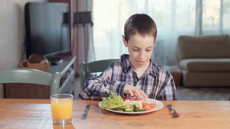 Nutrición-infantil---niño-de-negarse-a-comer-alimentos-saludables