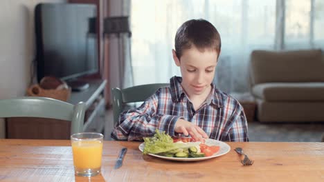 Kinderernährung---junge-weigert-sich,-gesund-zu-essen