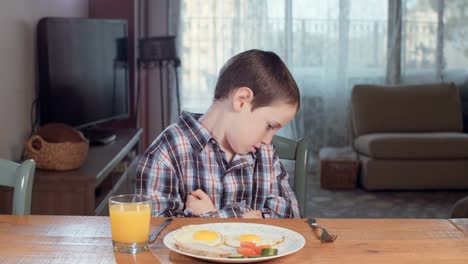 Kinderernährung---junge-weigert-sich,-gesund-zu-essen